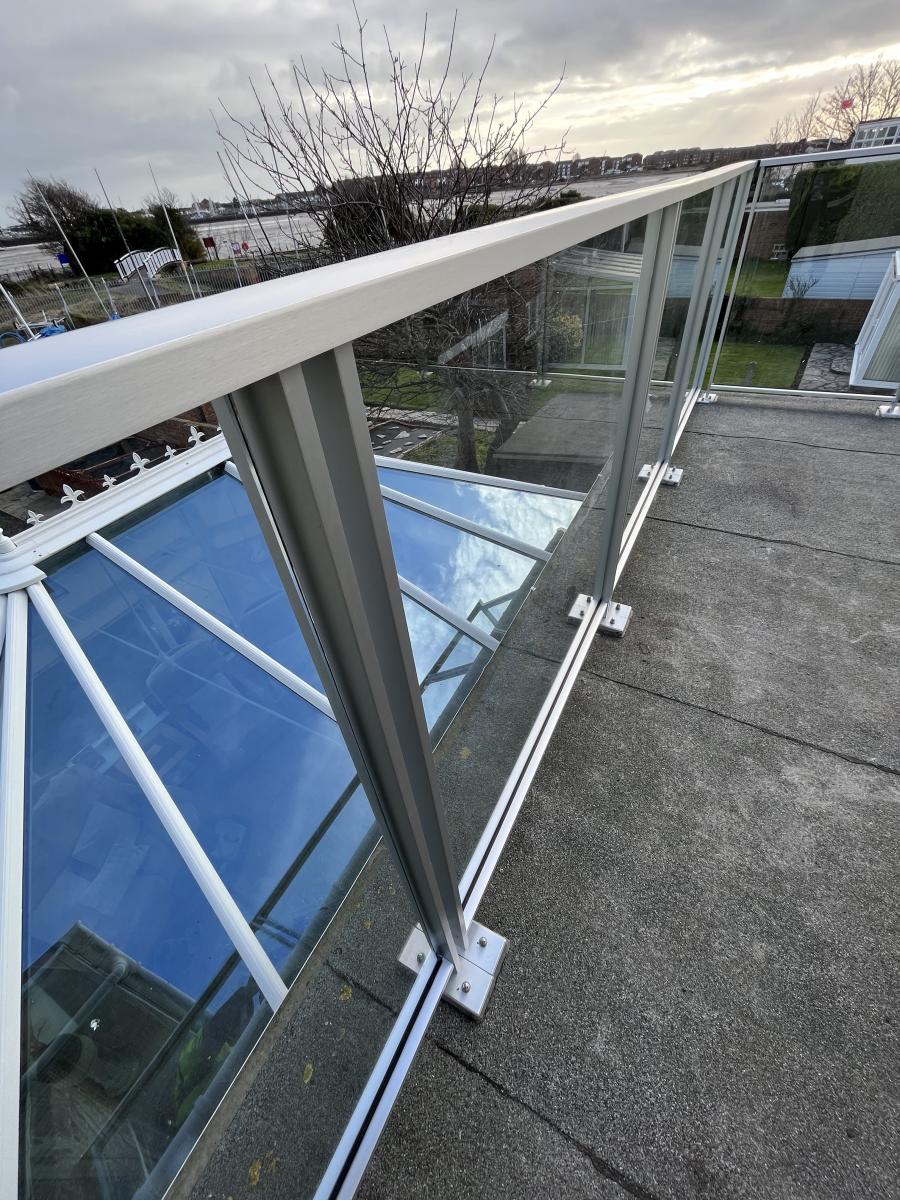 BI-A10-Aluminium-and-Glass-Balustrades-handrail-and-posts