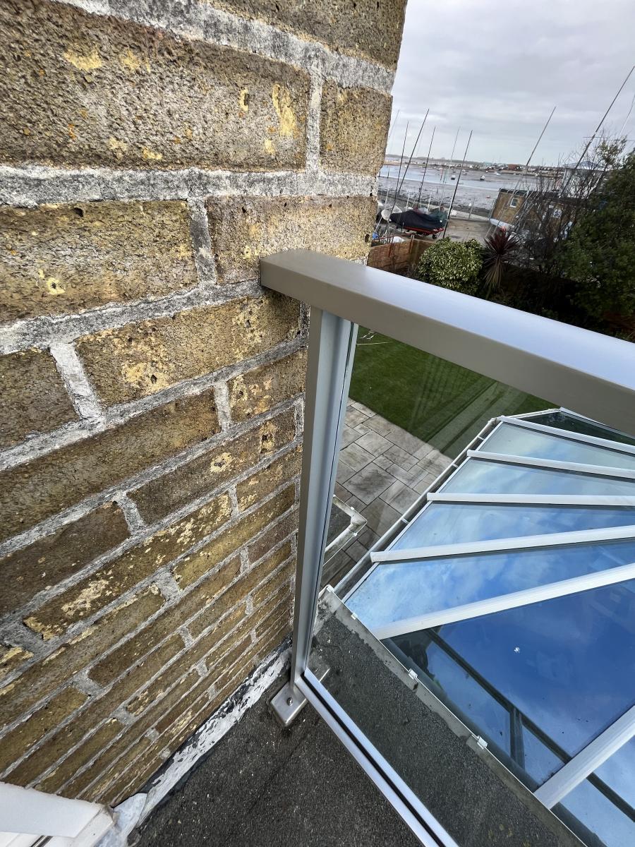 BI-A10-Aluminium-and-Glass-Balustrades-wall-connection